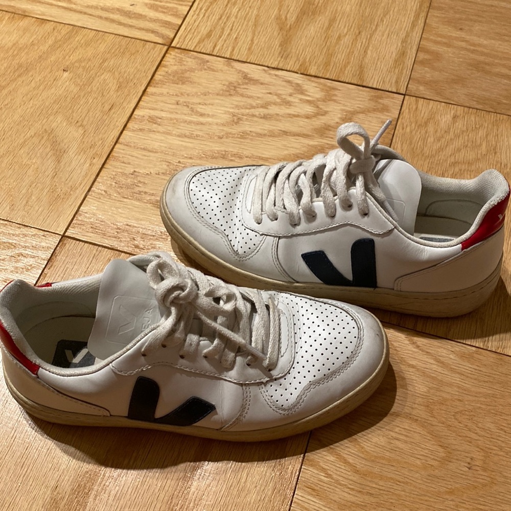 Veja V10 sneakers- women size 6